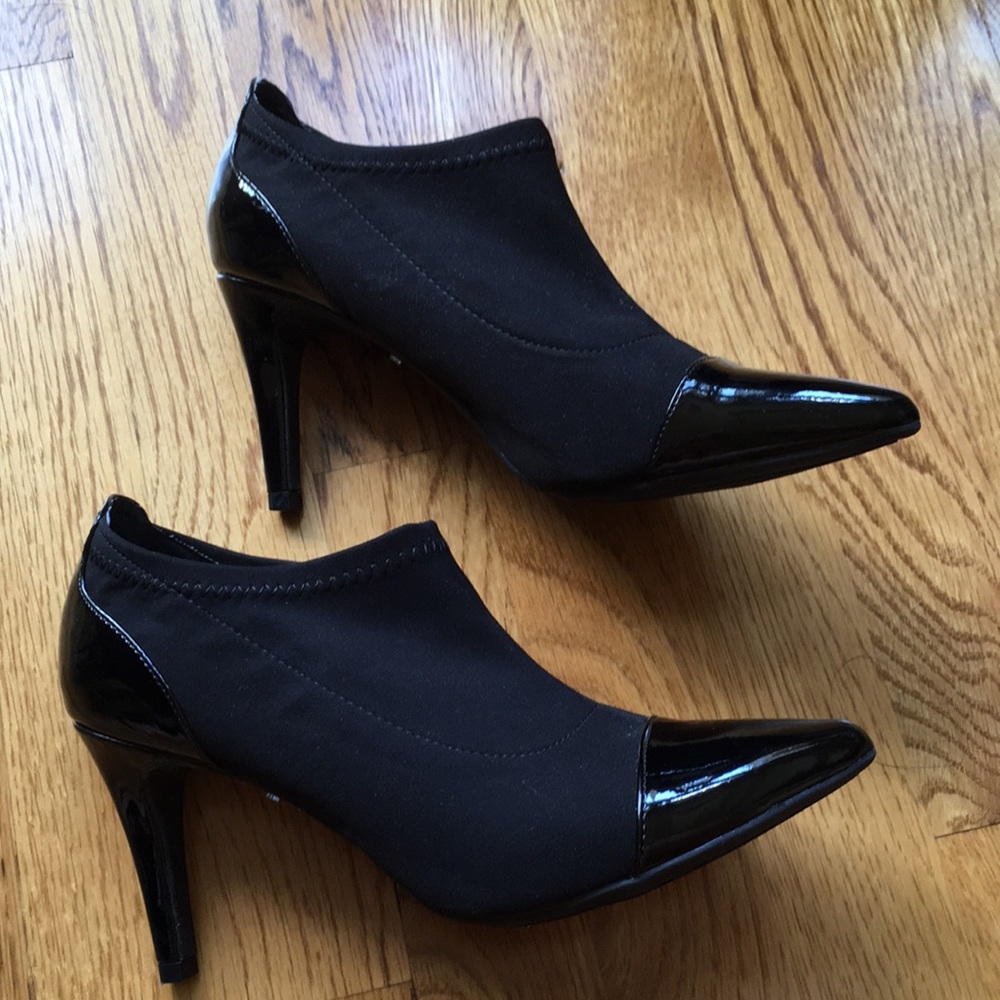 Dana Buchman black heels